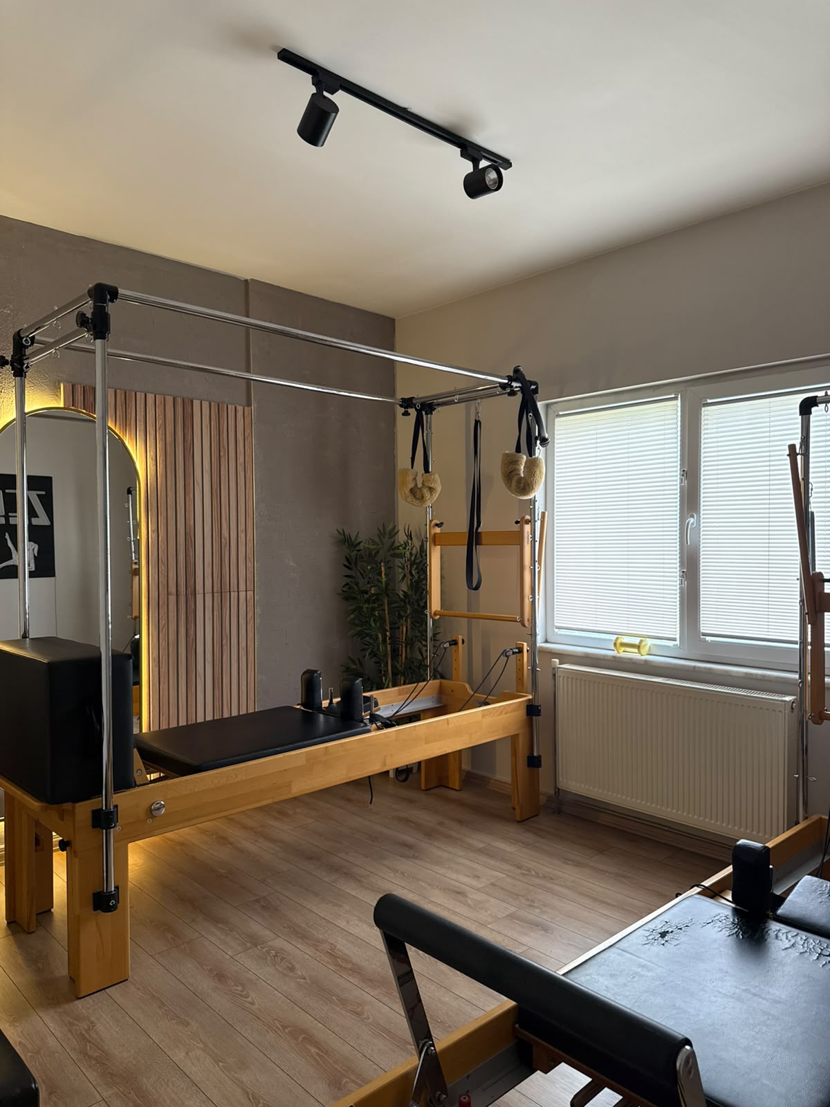 Pilates ekipmanları ve stüdyonun aynalı çalışma bölümü