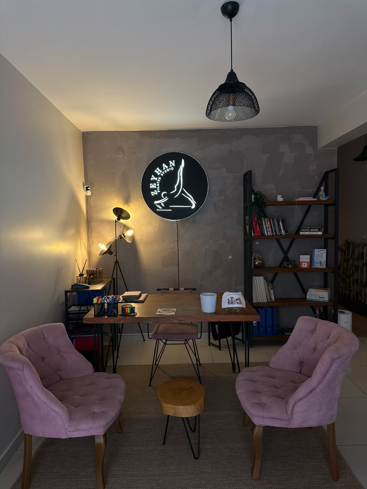 Pembe koltuklar ve Zeyhan logosuyla stüdyonun karşılama alanı